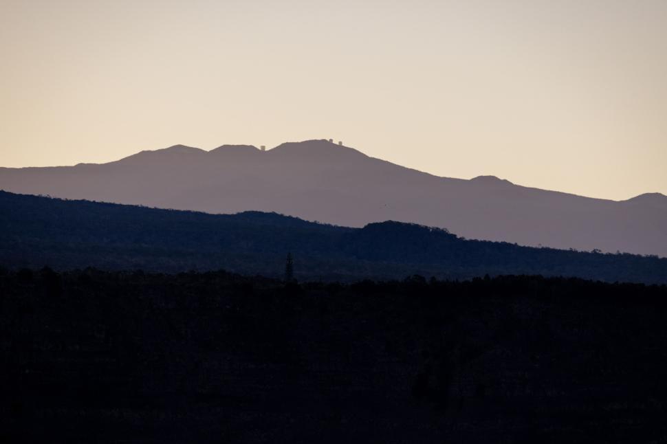 Free Image of Sunset silhouette of distant hills and mountains 