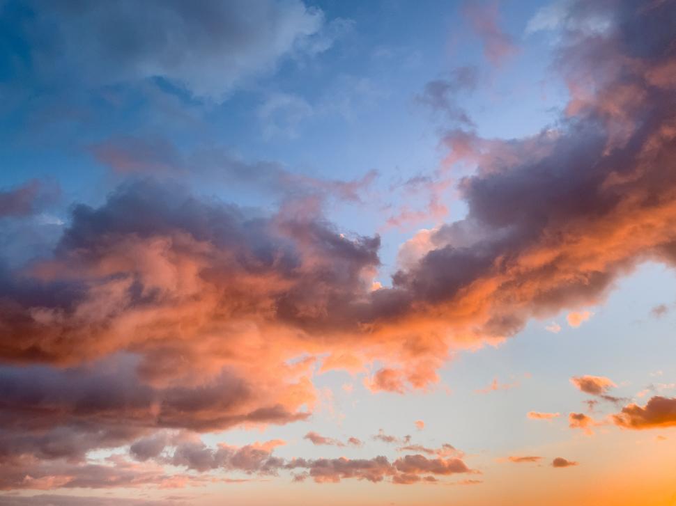 Free Image of Vibrant sunset sky with dramatic pink and blue clouds 