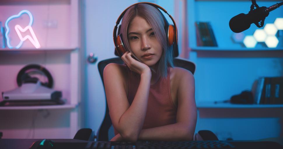 Free Image of Esport woman gamer Bored and upset play online game on PC 