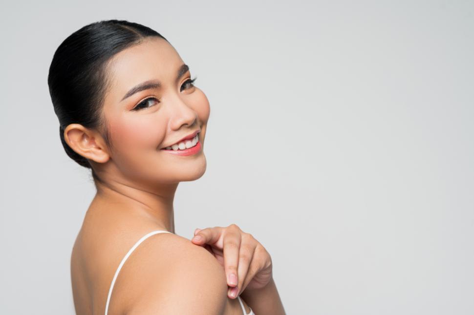 Free Image of Portrait of Beautiful Asian woman skin care healthy hair and skin close up face beauty 