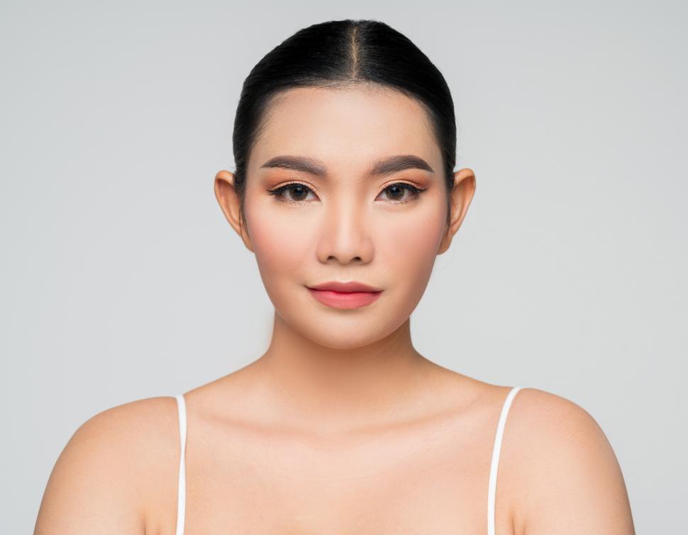 Free Image of Portrait of Beautiful Asian woman skin care healthy hair and skin close up face beauty 