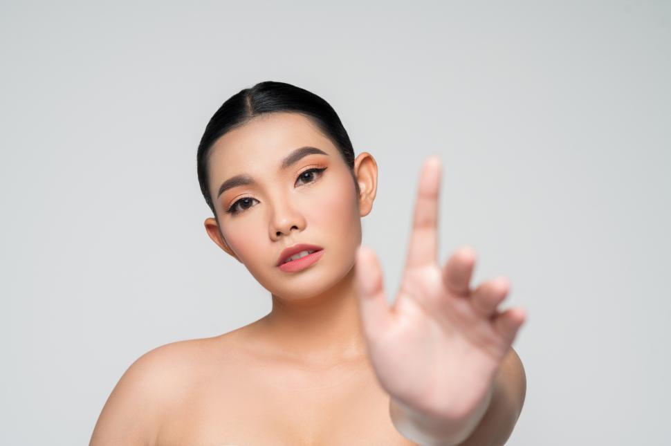 Free Image of Portrait of Beautiful Asian woman skin care healthy hair and skin close up face beauty 