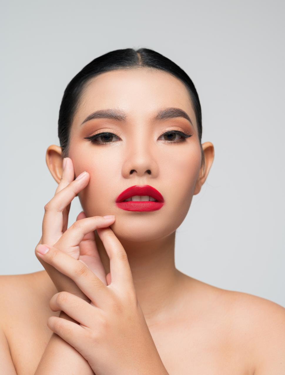 Free Image of Portrait of Beautiful Asian woman skin care healthy hair and skin close up face beauty 