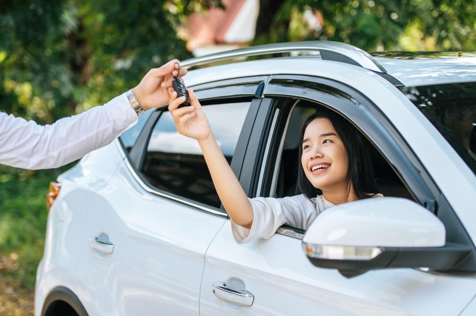 Free Image of woman reaching for car keys 