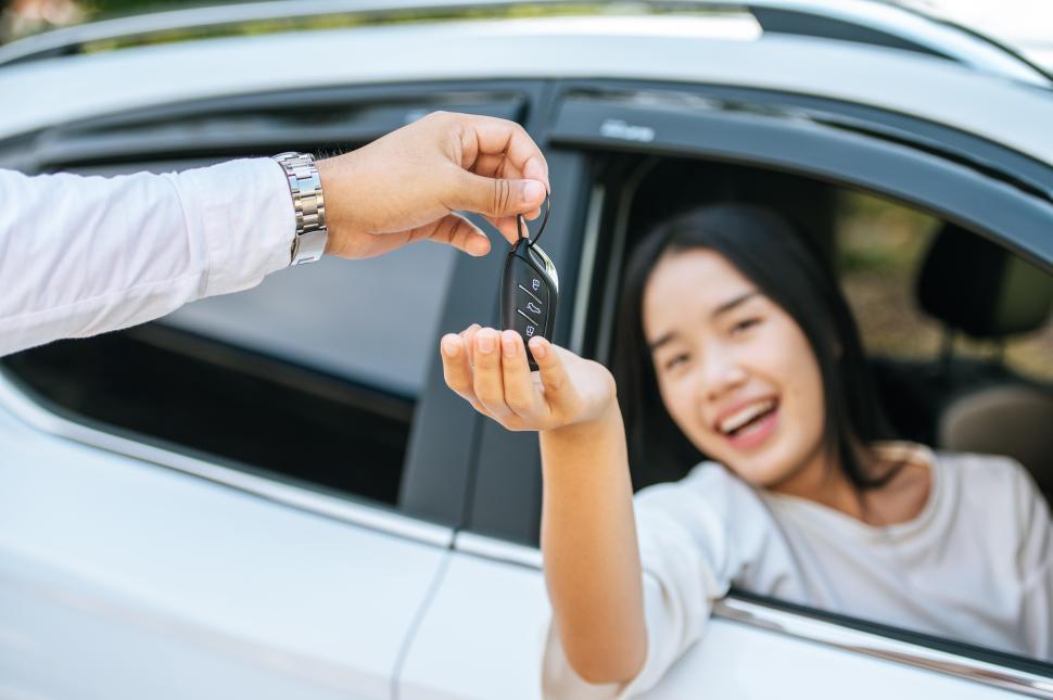 Free Image of woman reaching for car keys 