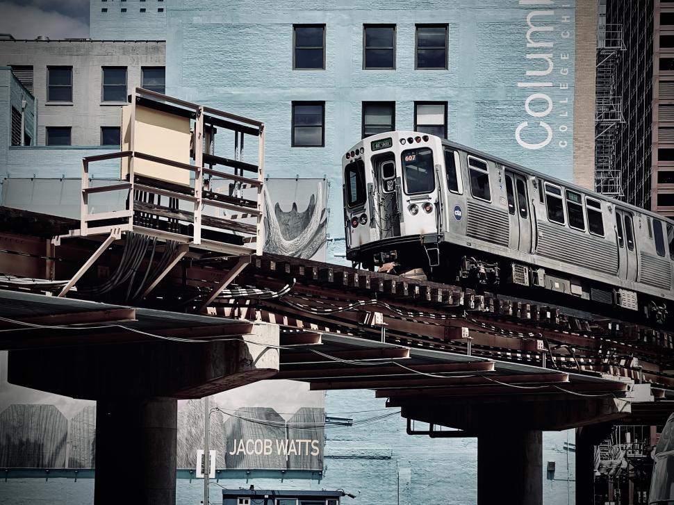 Free Image of Chicago L train gliding above city streets near Columbia College in vibrant urban setting 