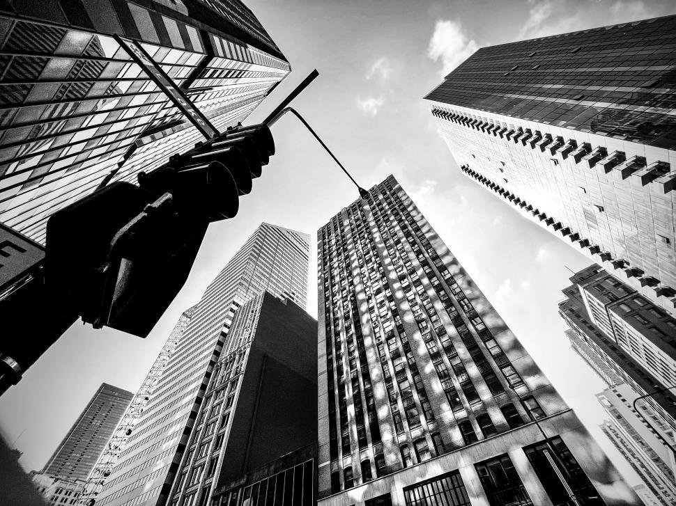 Free Image of Urban landscape featuring towering skyscrapers and traffic signals in Chicago, Illinois, captured in black and white 