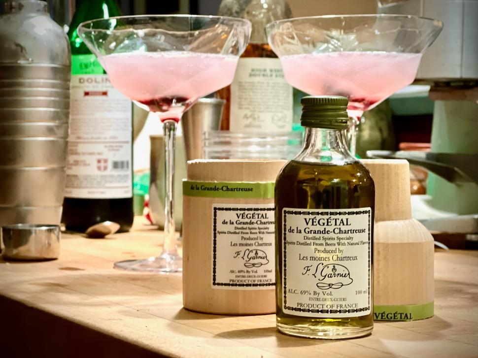 Free Image of Cocktail preparation with herbal liqueur in a cozy kitchen during evening hours 