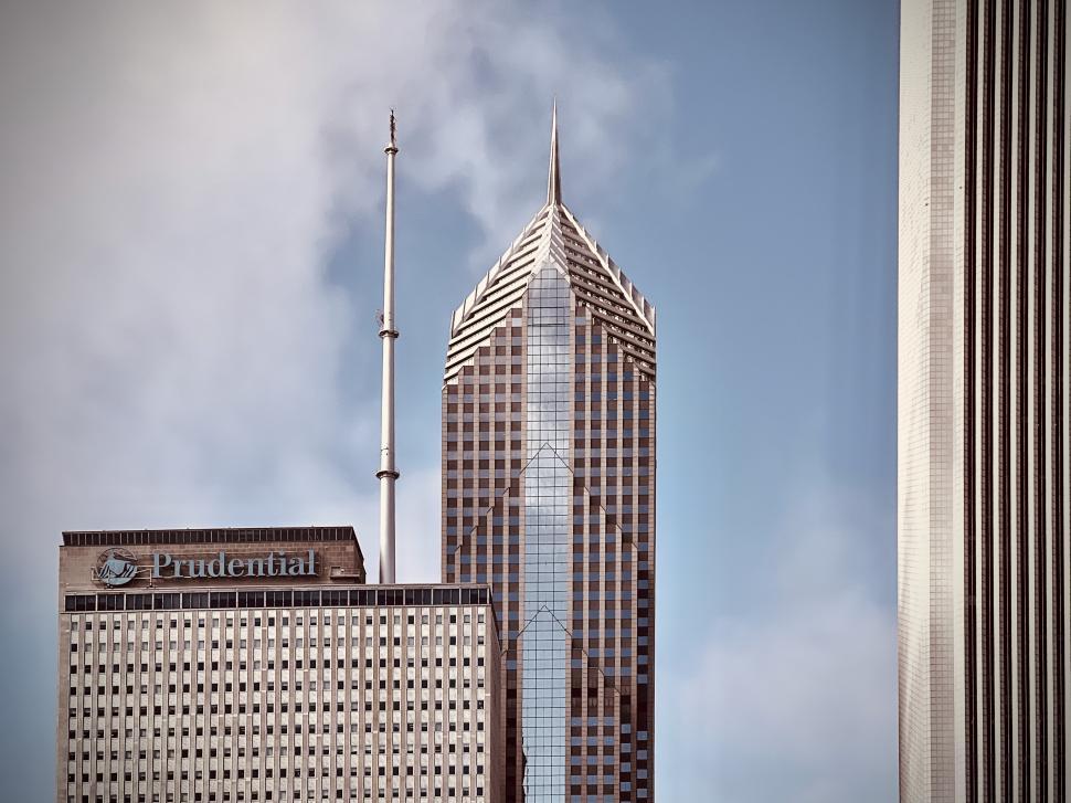 Free Image of Chicago skyline showcasing modern architecture and urban design on a partly cloudy day 