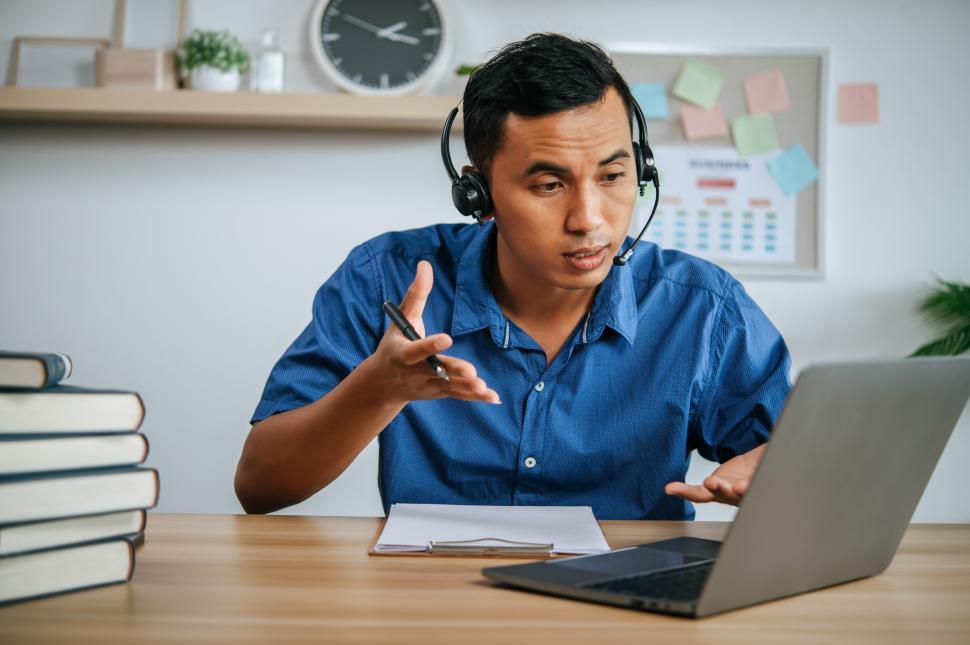 Free Image of man with headphones working in office 
