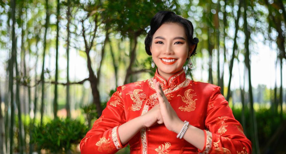 Free Image of Asian pretty Chinese woman dress traditional cheongsam 