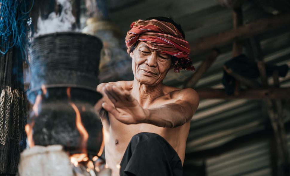 Free Image of Senior man steaming sticky rice with wood stove lifestyle in countryside 