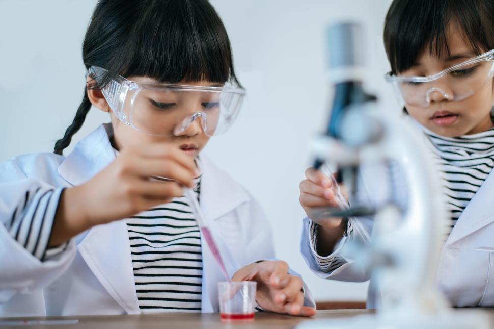 Free Image of Two girls learning science experiments in a lab. 