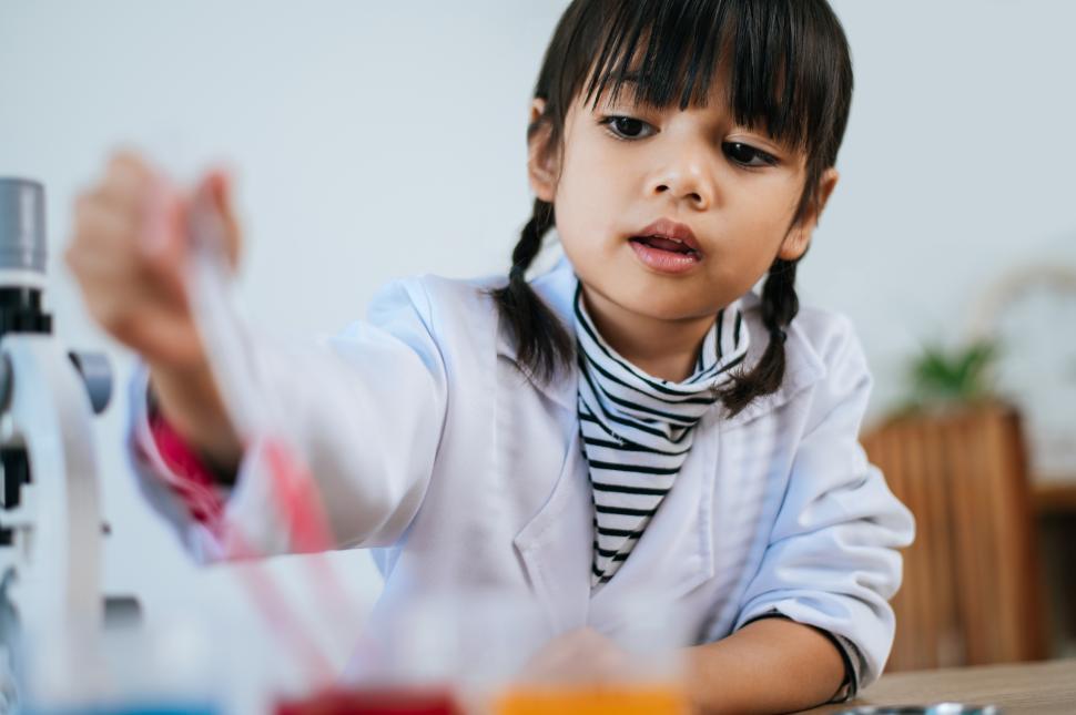 Free Image of girls doing science experiments in the lab 