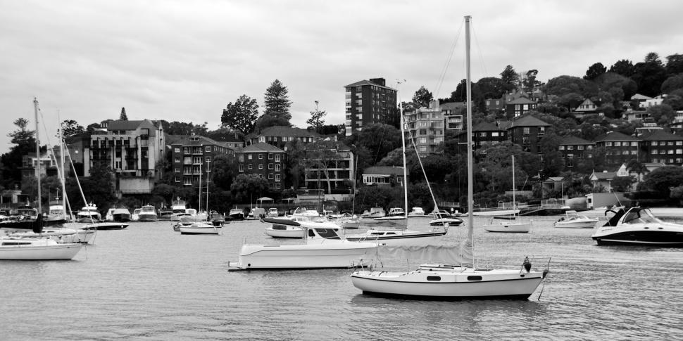Free Image of Boats docked in marina against backdrop of urban buildings 