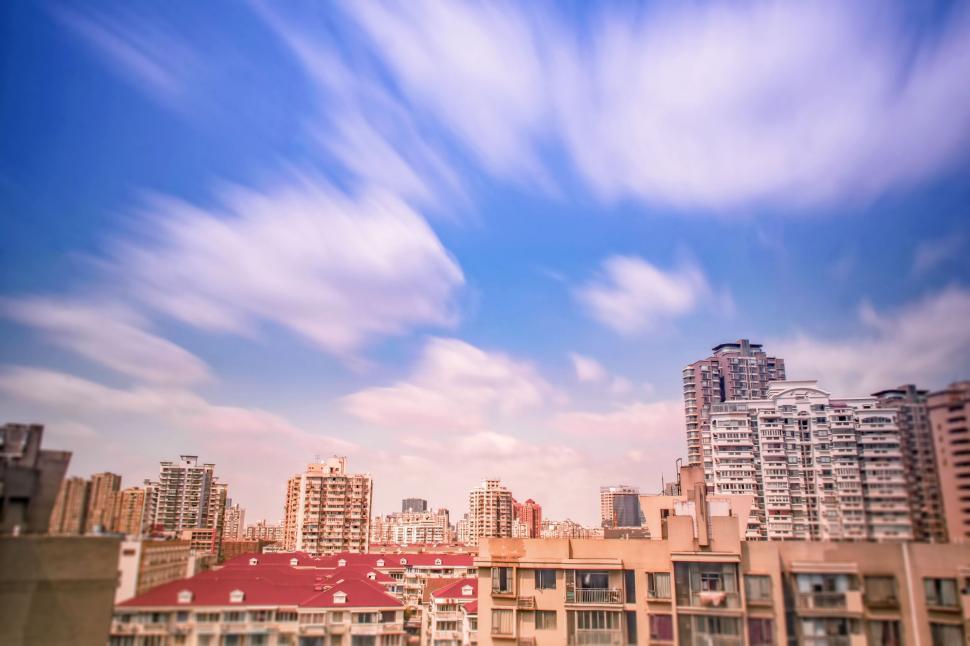 Free Image of Modern cityscape with high rise buildings and blue sky 