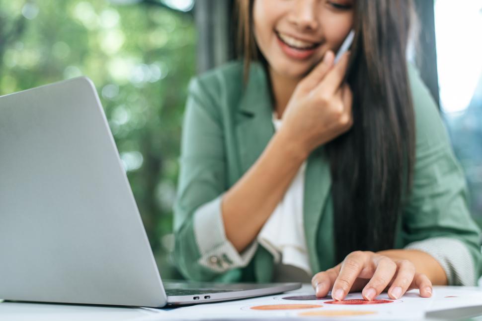 Free Image of Young woman working on laptop computer in coffee shop 