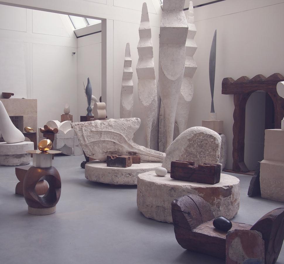 Free Image of Modern art installation in a minimalist gallery 