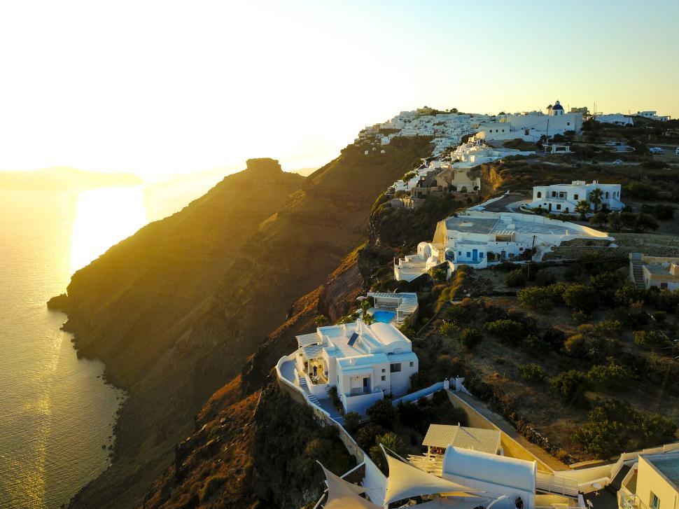 Free Image of Stunning sunset over white buildings in Santorini 