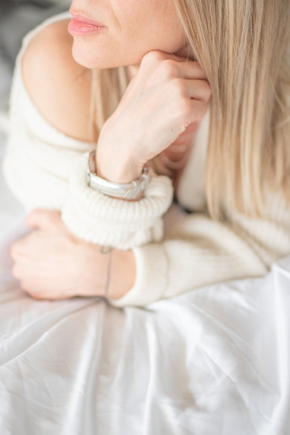 Free Image of Woman in a cozy setting with soft lighting 