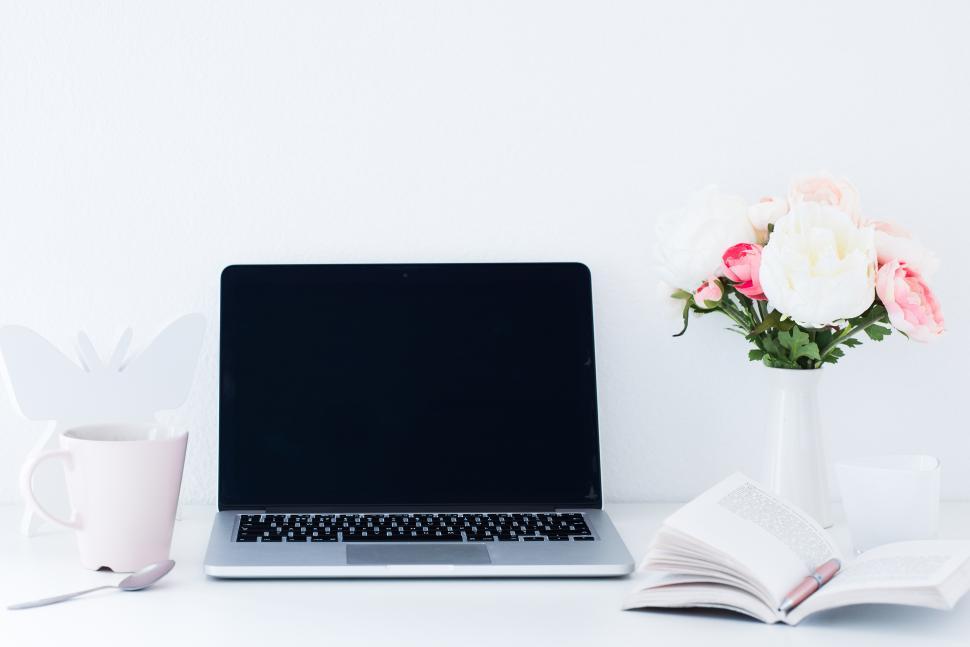Free Image of Modern workspace with laptop and fresh flowers 