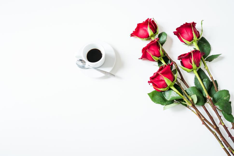 Free Image of Red roses and coffee make a serene breakfast 