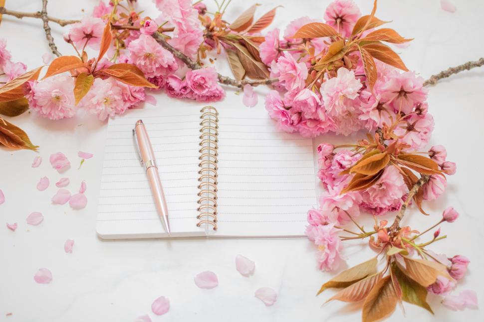 Free Image of Spring flowers surround a blank notebook and pen 