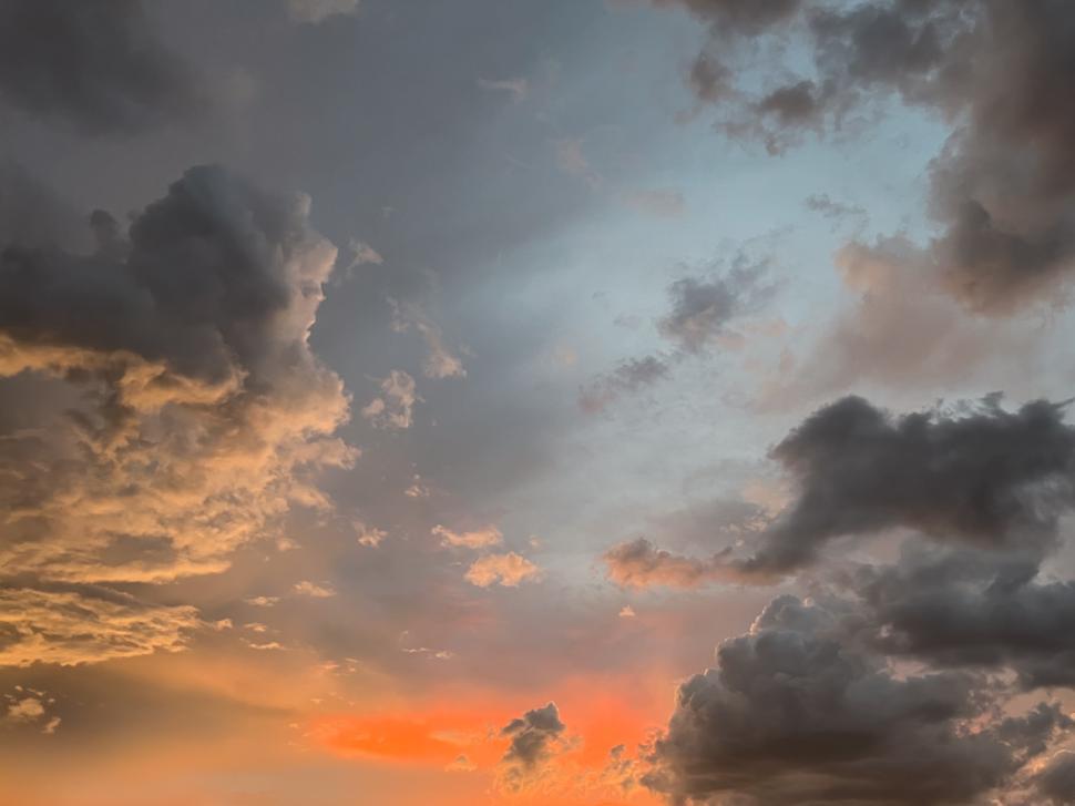 Free Image of Colorful sunset with dramatic clouds over the horizon in a twilight sky 