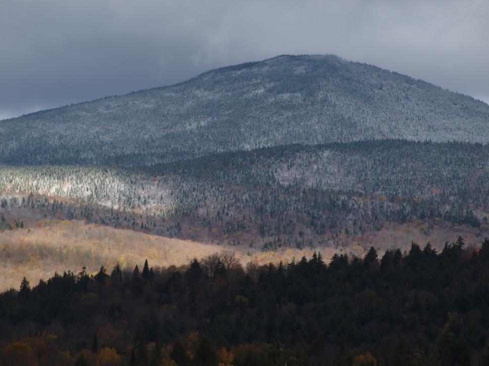 Free Image of Snow-covered mountain landscape under cloudy sky during autumn afternoon 