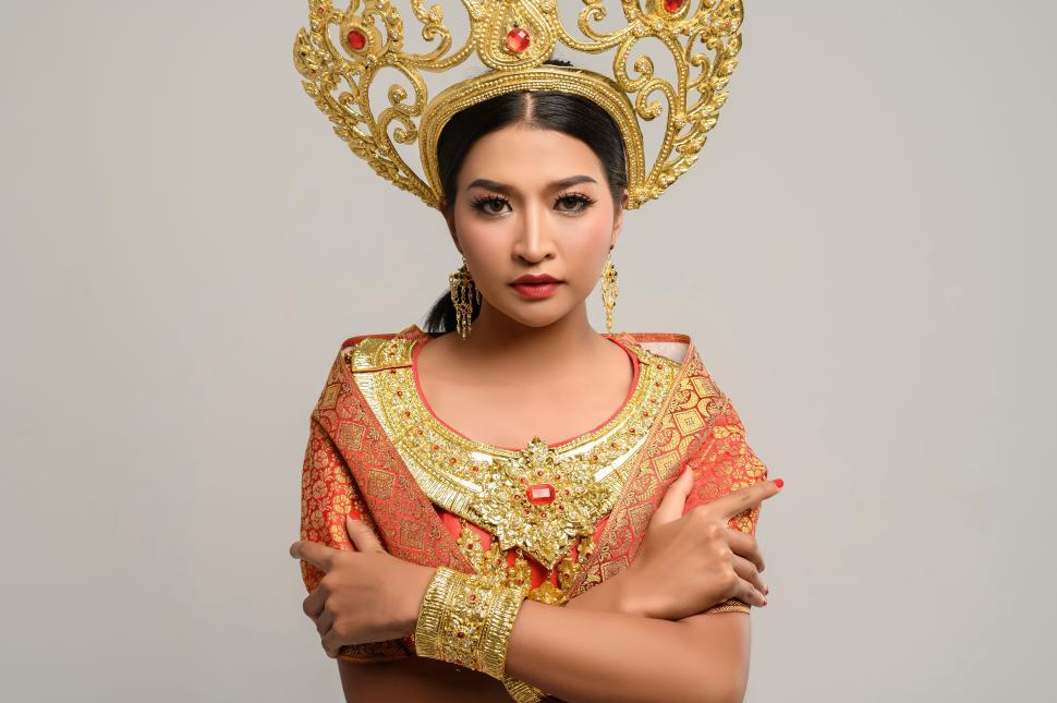 Free Image of Beautiful women wear Thai clothes and stand to hug their breasts. 