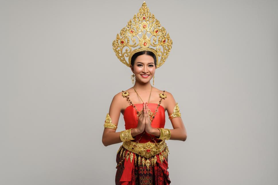 Free Image of Women wearing traditional Thai clothing that Pay Respect 