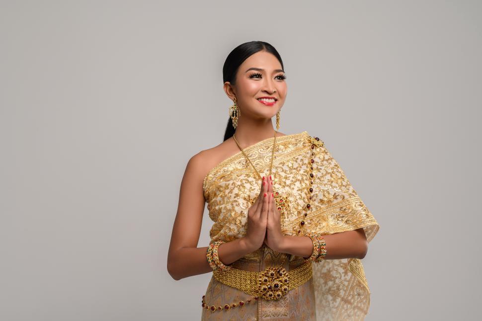 Free Image of Women wearing Thai clothing 