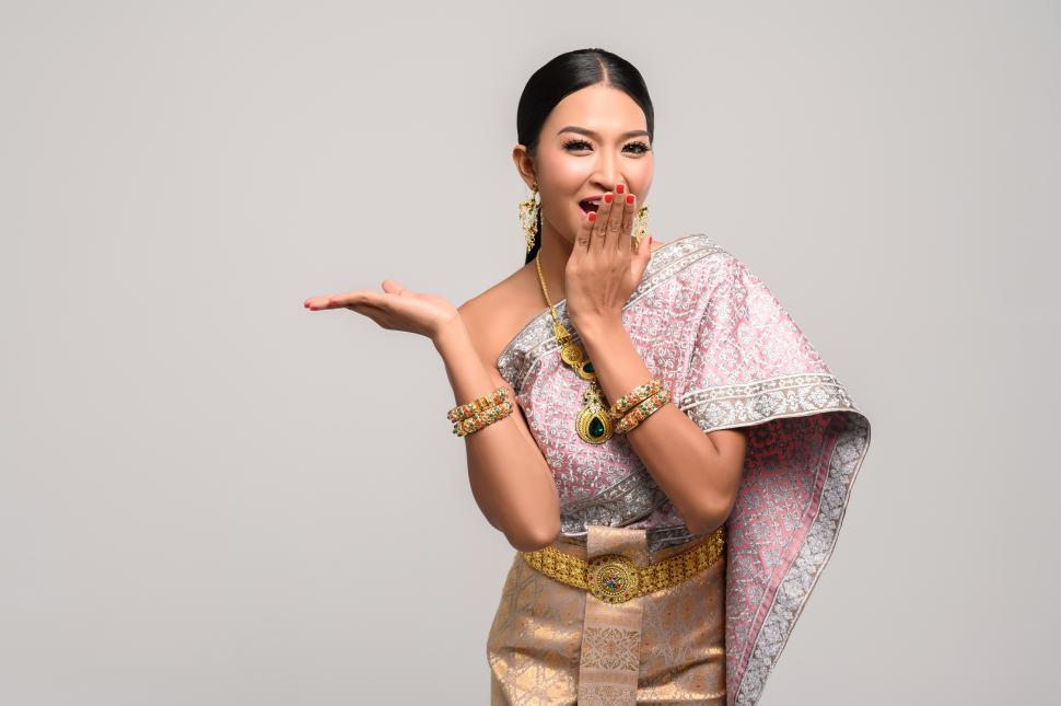 Free Image of Beautiful Thai women wear Thai clothes and open his hand to the right 