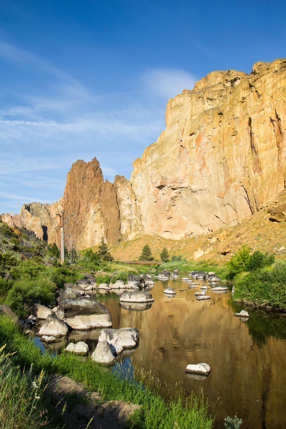 Free Image of Scenic view of Smith Rock State Park under a clear blue sky 