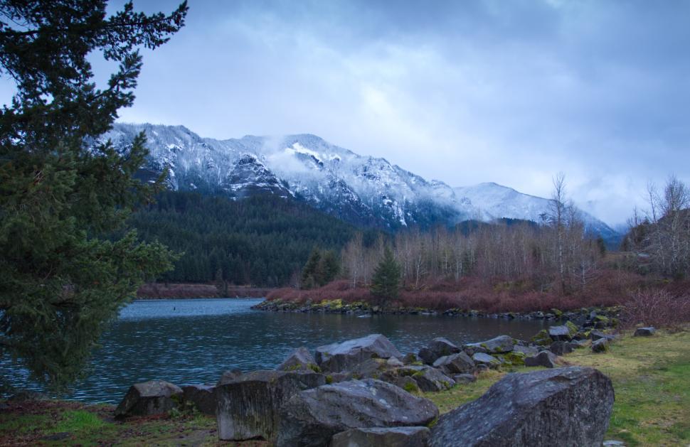 Free Image of Snowcapped mountains overlooking a calm lake in winter scenery 