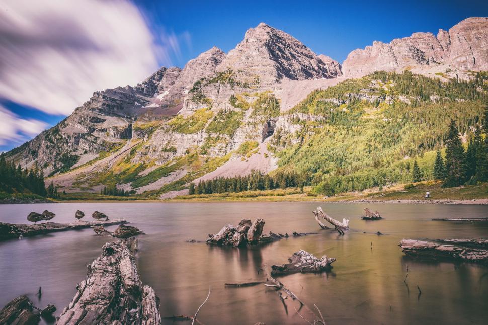Free Image of Stunning mountain landscape Maroon Bells and Maroon Lake in Colorado 