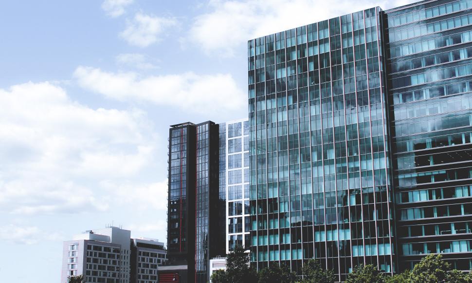 Free Image of Modern buildings reflect the sky in urban landscape 
