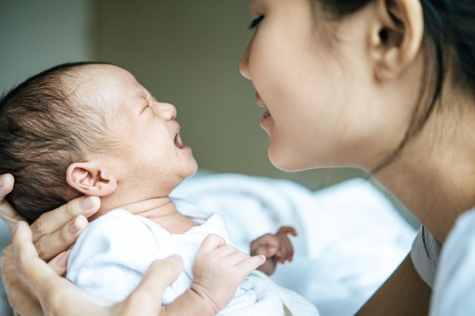 Free Image of The newborn baby in the arms of the mother. 