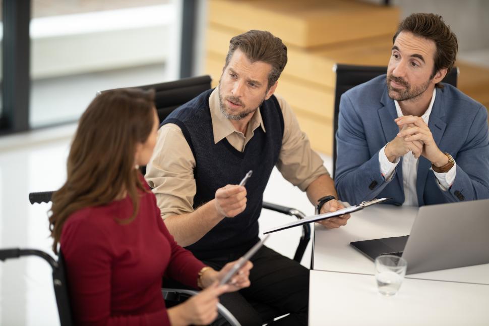 Free Image of Professional discussion among colleagues in a modern office setting 