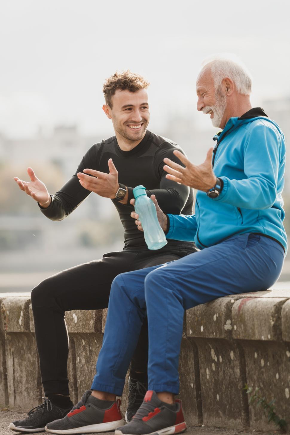 Free Image of Conversations between two men by the waterfront during daytime 