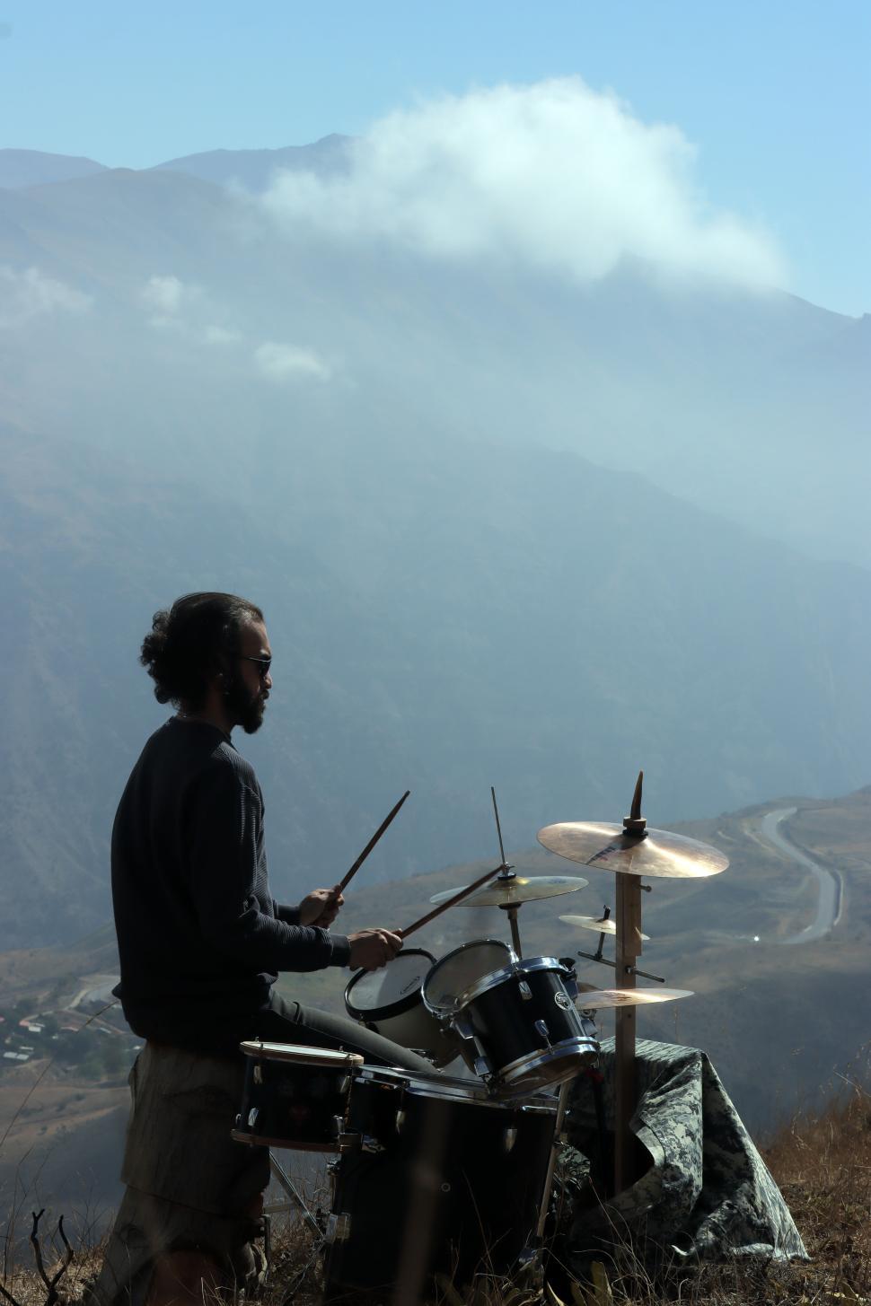 Free Image of An Iranian rock band performs in the heart of the nature of the Alamut Mountains of Qazvin  