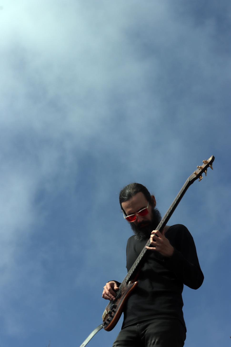 Free Image of An Iranian rock band performs in the heart of the nature of the Alamut Mountains of Qazvin  