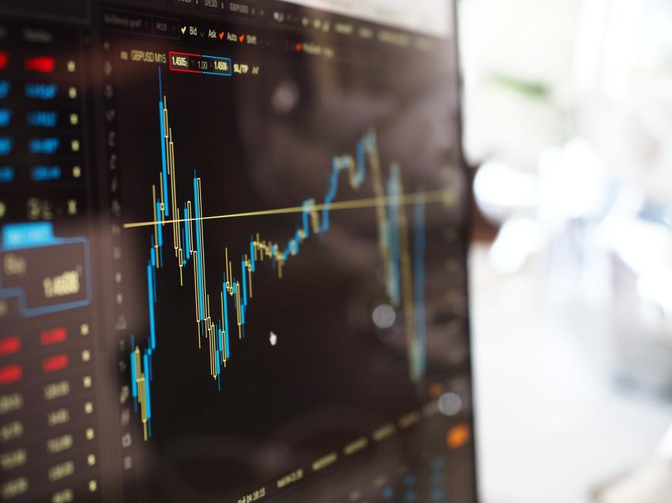 Free Image of Stock market analysis using trading software during a busy weekday 