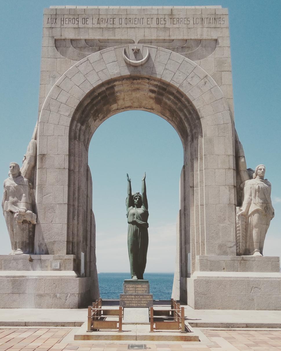 Free Image of Monument honoring heroes of distant lands and armies 