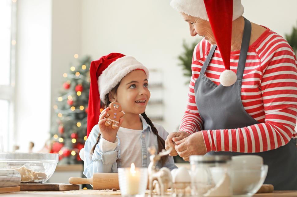 Free Image of Celebrating the holiday spirit with baking and joy 