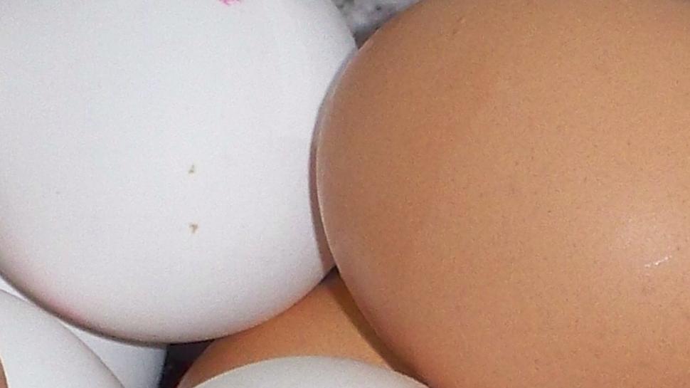Free Image of Close-ups of hens eggs 