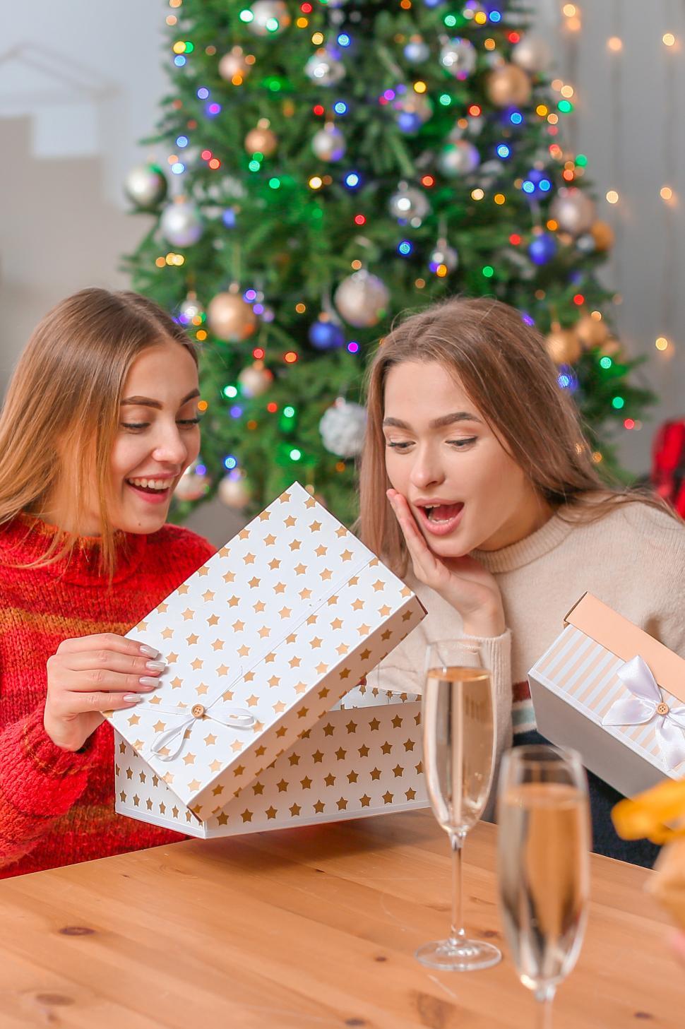 Free Image of Friends enjoy gift opening during festive celebration 