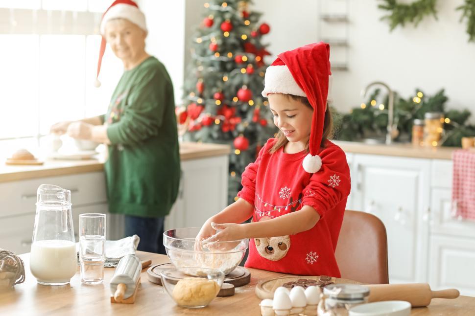 Free Image of Family baking together during holiday season in cozy kitchen 