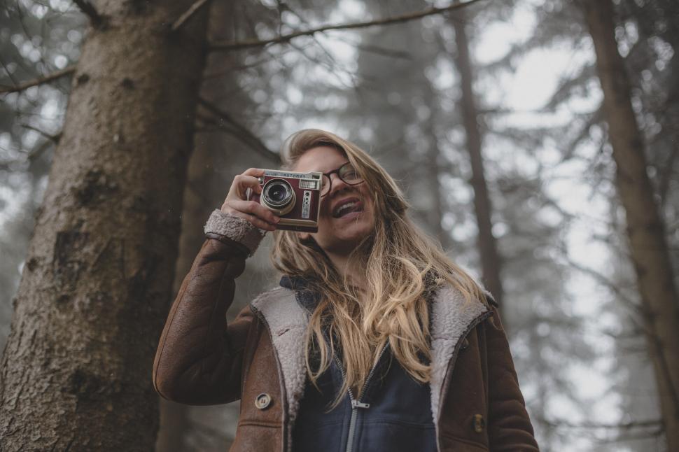 Free Image of Woman shooting photos with vintage camera 