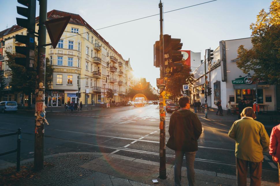 Free Image of Sunset view from a city intersection during evening hours 